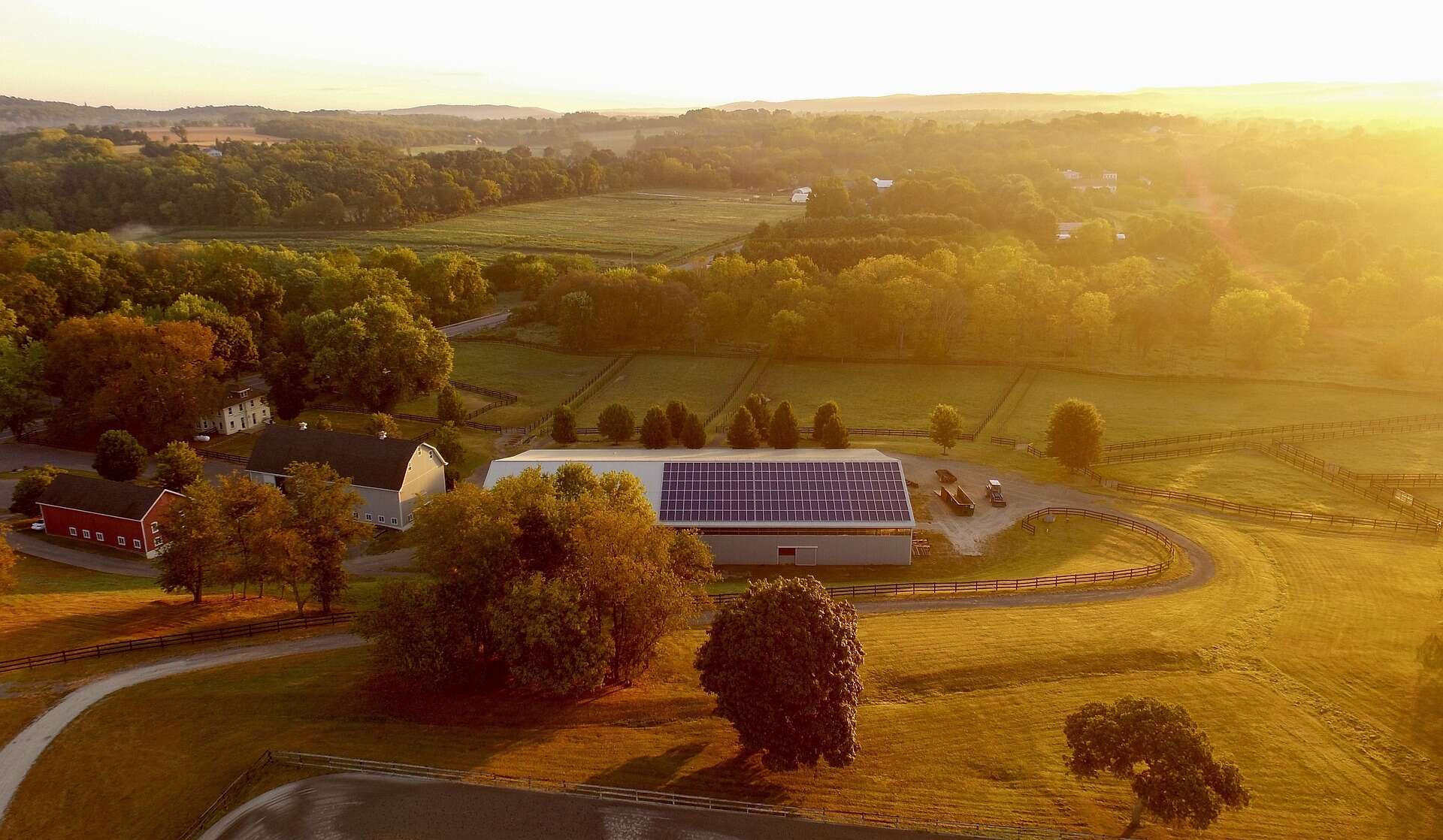 solar-farm-g676bc1b34_1920